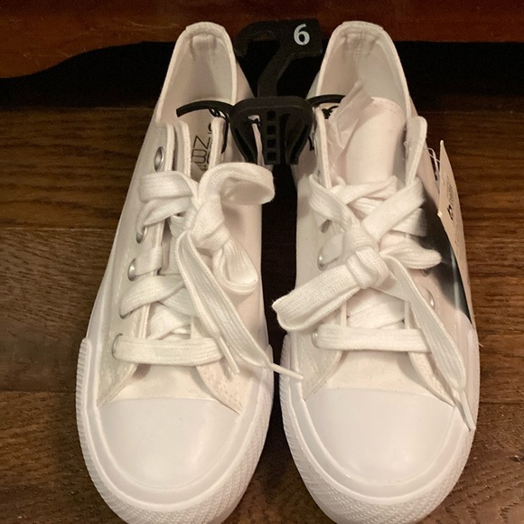 Time and Tru Other - BRAND-NEW GIRLS GYM SHOES SIZE 6! NWT! SMOKE FREE HOME!